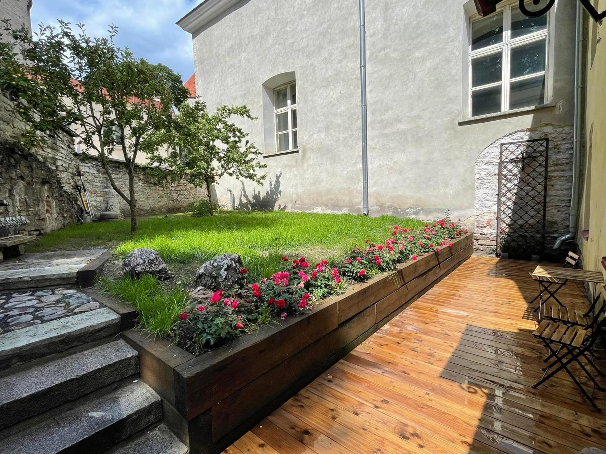 Historic Apartment With Private Garden In Old Town Tallinn Exterior photo